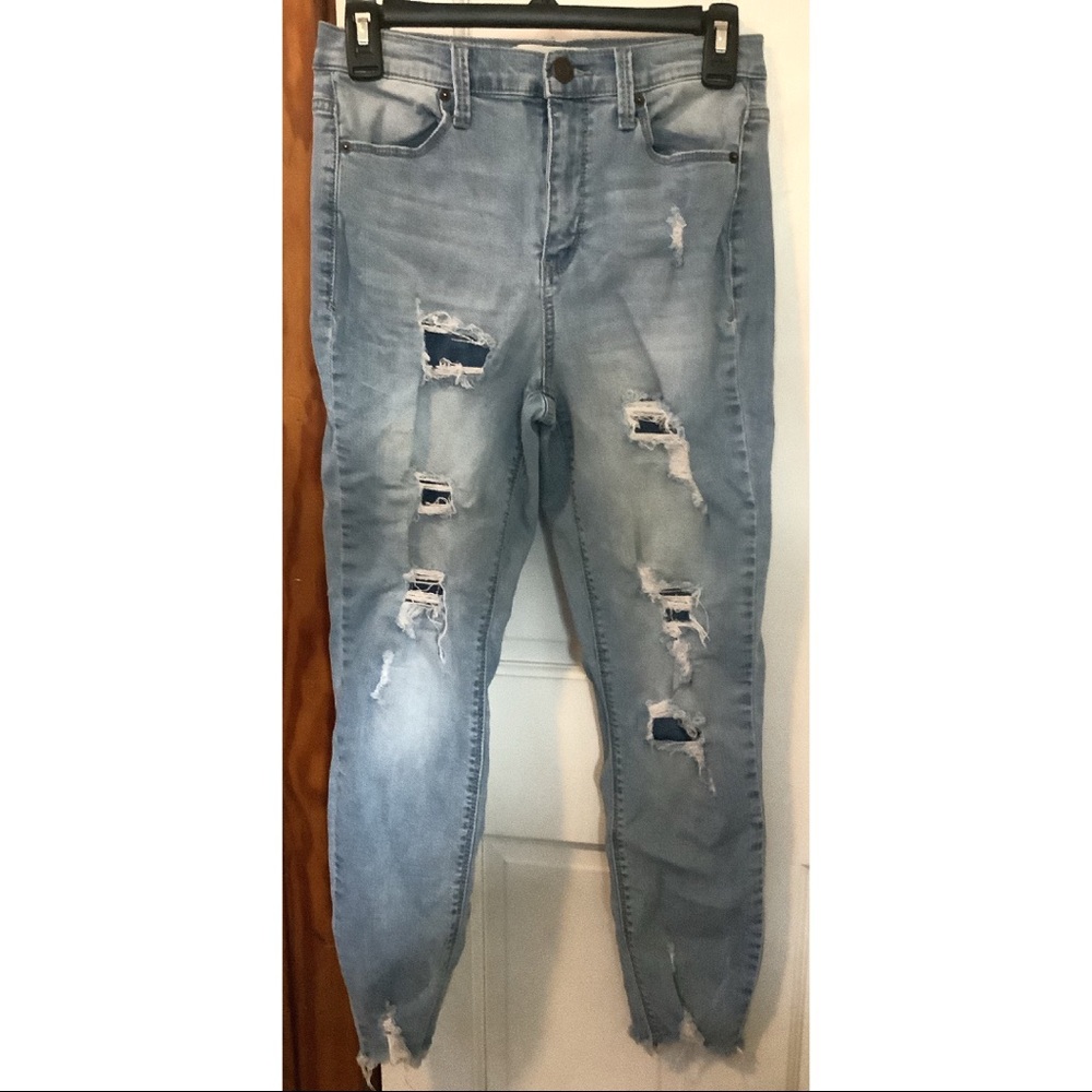 Distressed Lightwash Skinny Jeans